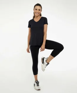 T-SHIRT SKIN FIT ALONGADA GOLA V PRETO